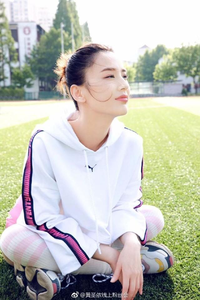 黄圣依身穿紧身连衣裙现身，惊现微凸小腹，网友：这是吃胖了？