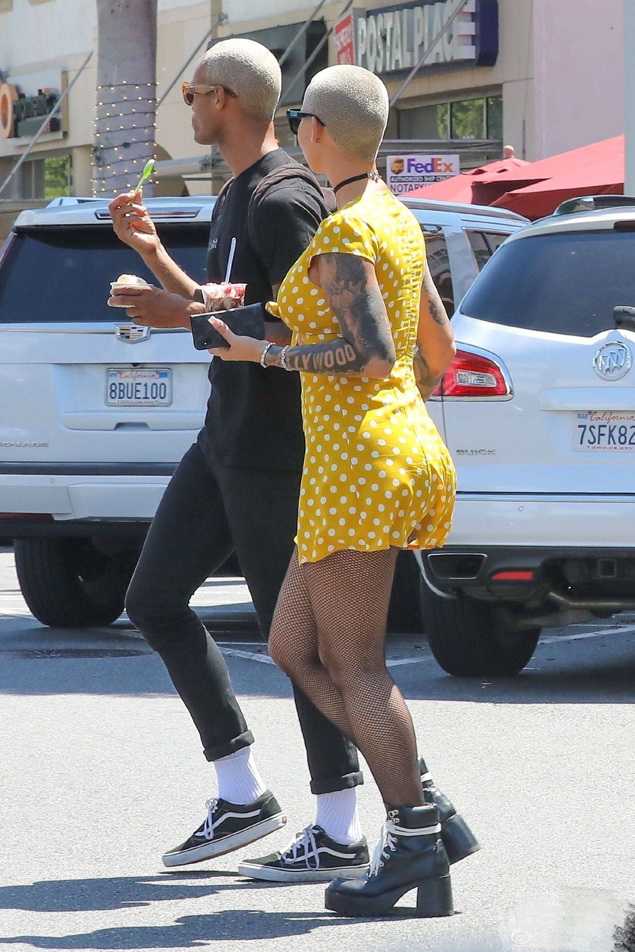 光头名模艾波罗斯性感出行，黄色小短裙搭配渔网袜，骚气十足