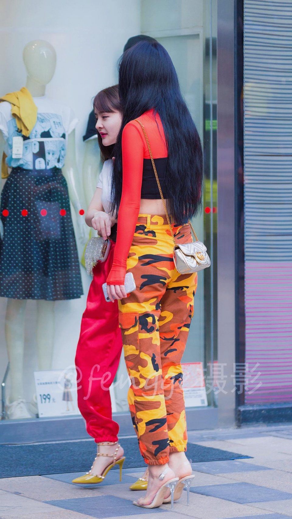 街拍：十张最新出炉的背影，可谓十全十美，不知道你最喜欢谁？