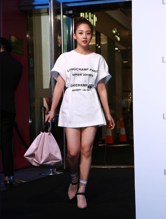 吴映洁真是太会穿了，不过是一条腰带，白T也能变裙子！