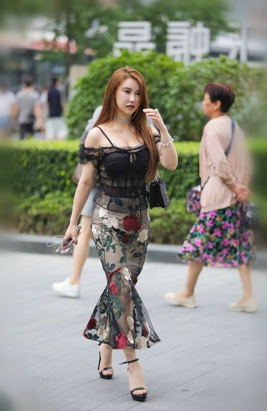 广州街拍:清丽脱俗的小姐姐 散发着清新迷人的气质