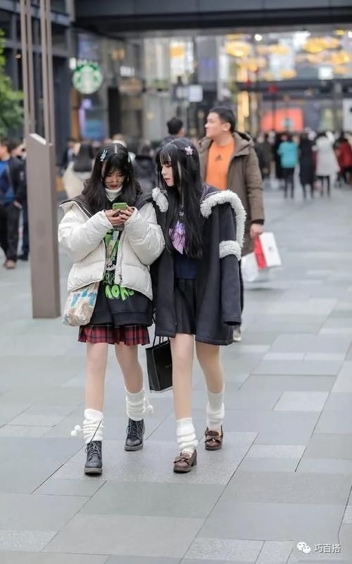  『身穿搭』百褶裙千万别这样穿，俗气又不耐看，后面四套才是正确打开方式