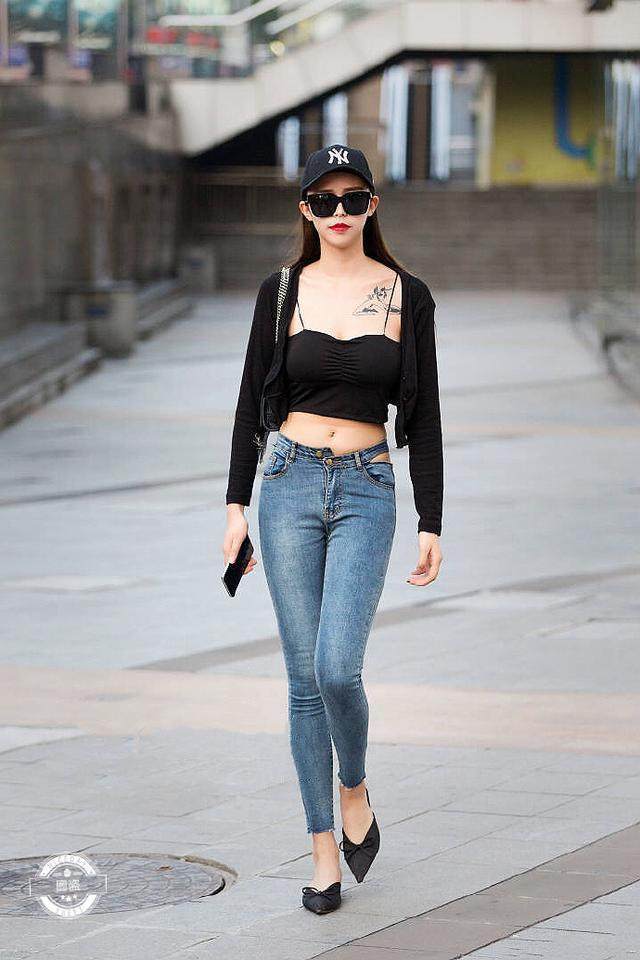 街拍, 黑色的抹胸搭配修身牛仔裤, 让小姐姐看上去十分性感迷人