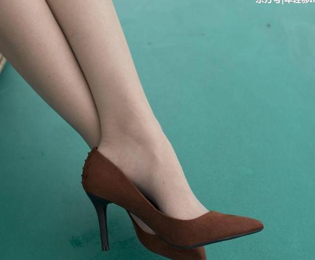 绒面高跟鞋,复古气质美