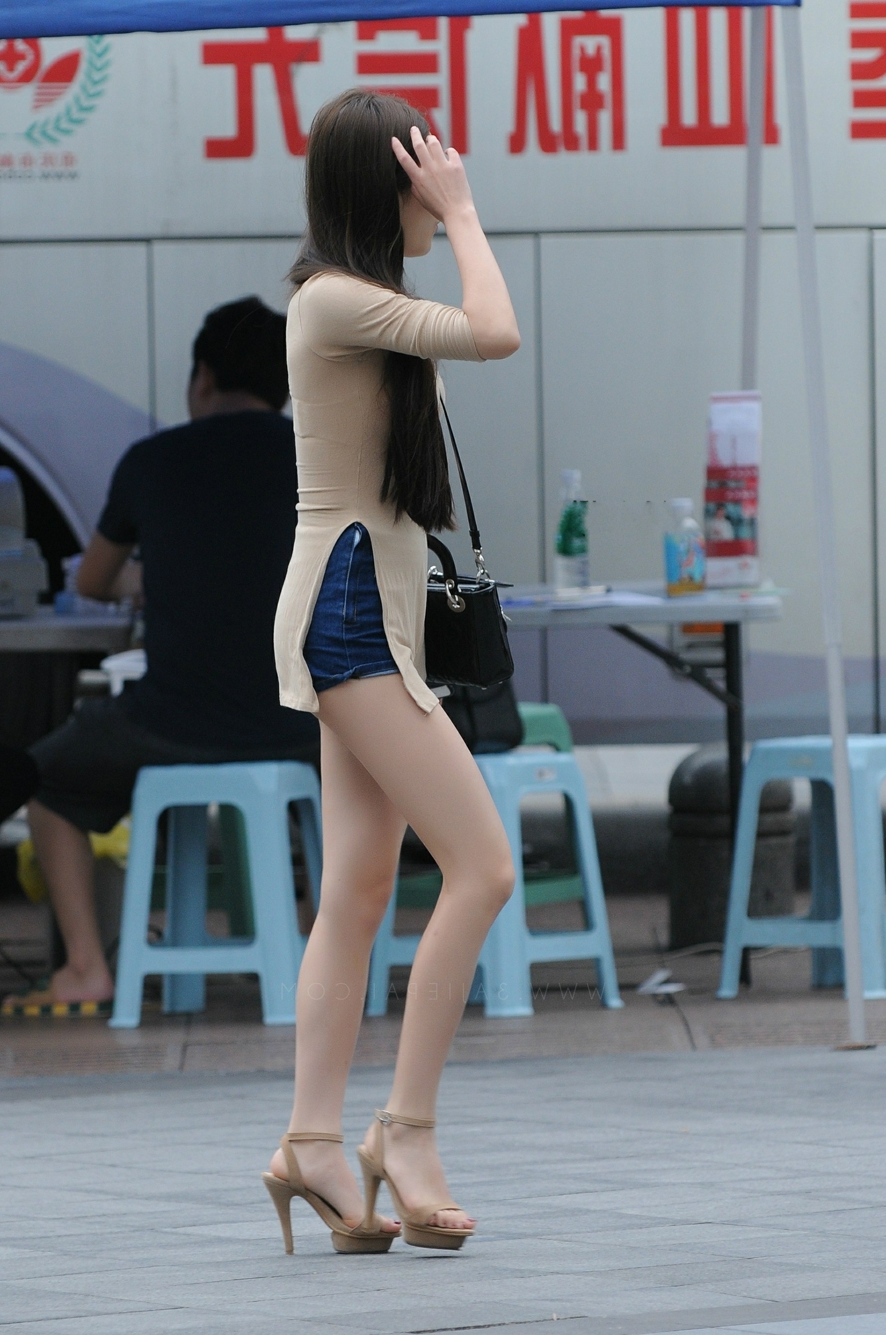 气质小姐姐紧身T恤搭配牛仔短裤,大秀完美身材,那一双修长美腿