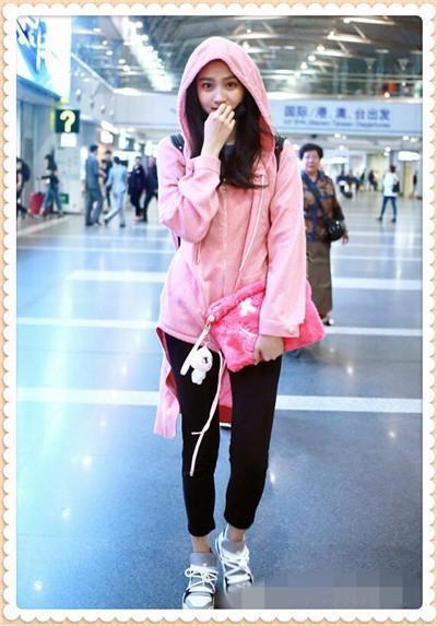 关晓彤好不容易扮回嫩少女，不料撞上古力娜扎，还是满满的大妈味