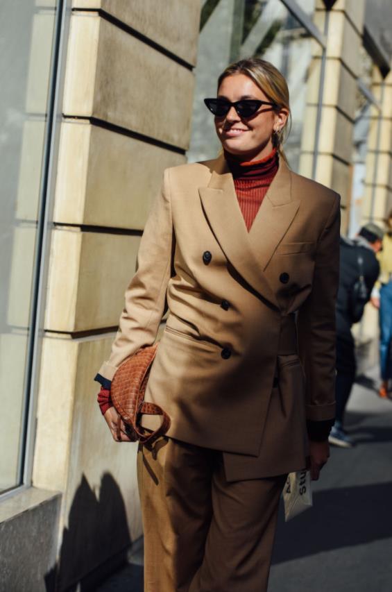 孟美岐亮相时装周,学吴谨言"充大头"却被何穗立秒?