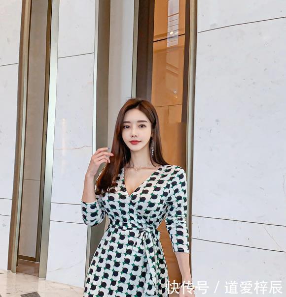 『果绿色』孙允珠果绿色印花连衣裙,显高挑身材绽放女人味