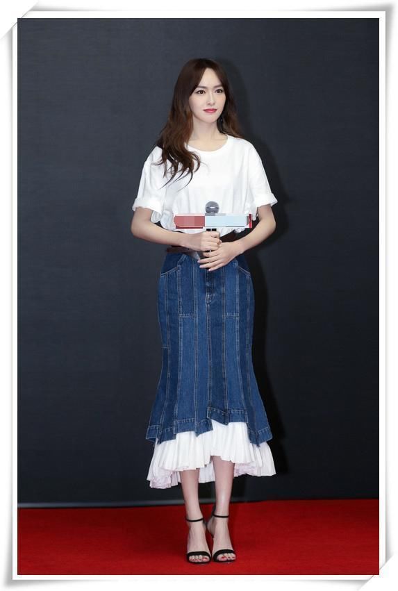 当88斤唐嫣穿上紧身牛仔裤，网友直呼：辣眼睛！还是换回裙子吧！