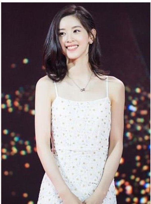 奶茶妹妹与杨颖穿白色吊带裙,网友:豪门的蝴蝶骨一般人可比不了