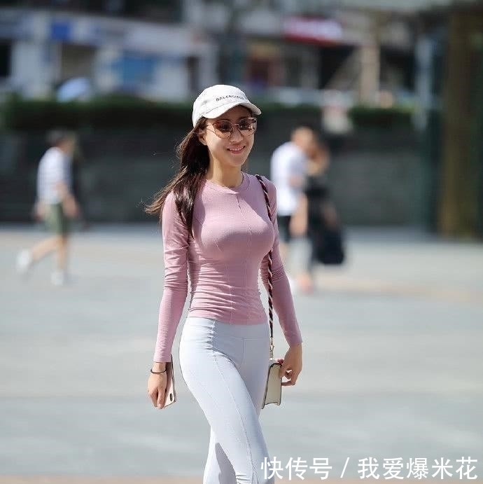  「小姐姐」街拍美女：气质小姐姐，笑靥如花，这样的裤子真时尚？