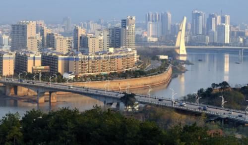 它是江西最谦虚的城市，景色十分优美，而且面积最大人口最多