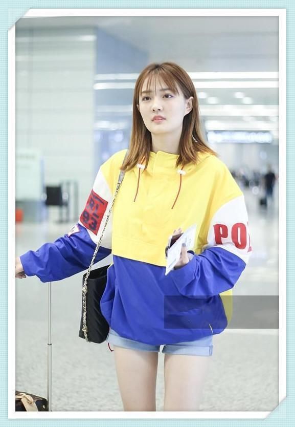 还傻傻穿T恤配短裤扮清纯？太Out！看李宇春、徐璐解锁穿搭新方法