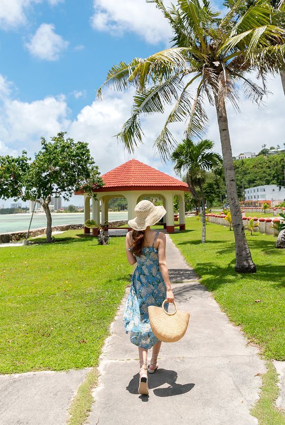 女神孙允珠，静谧海洋西西里蓝莓吊带长裙