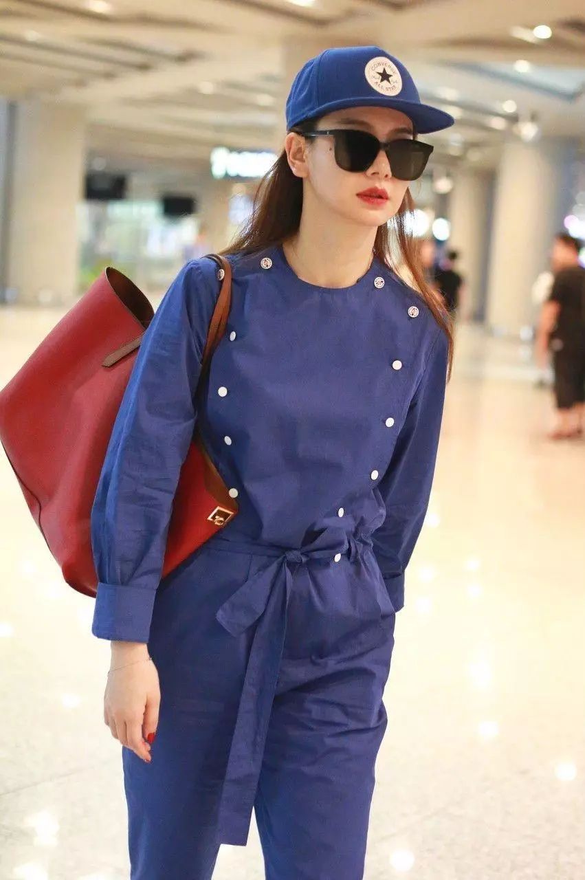 戚薇全身就一个颜色，看起来不仅不丑反倒被称赞会穿!