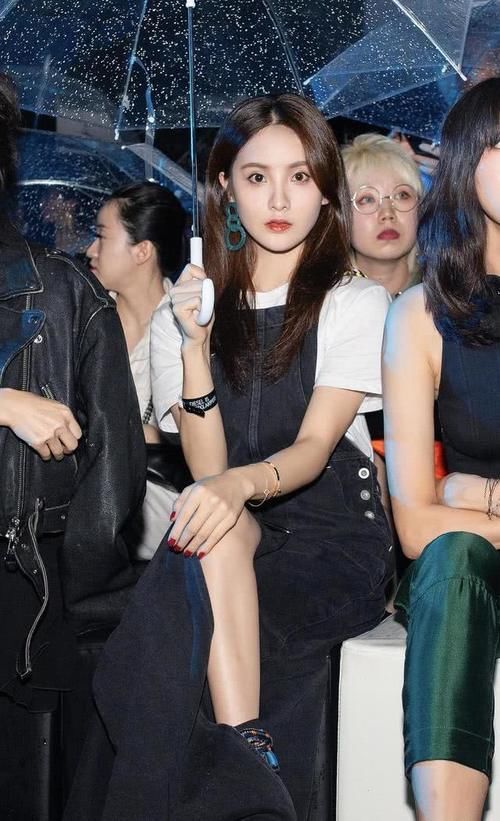  『气质』赖雨濛时尚感开挂，穿牛仔背带裙配白T恤去看秀，终于有时髦气质