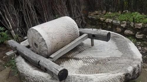  #小贩#被农村人闲置的“石磨石碾”，为何会有小贩去高价收购？