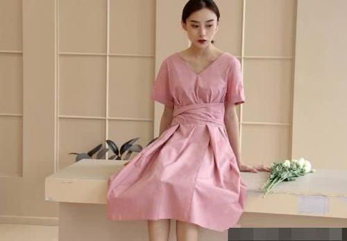 四十岁左右的女人，穿裙子照样可以显得美丽漂亮，韵美迷人