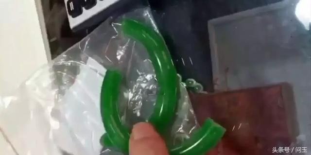 朋友圈疯传3000万元满绿手镯摔碎事件，网友质疑是真品还是炒作？