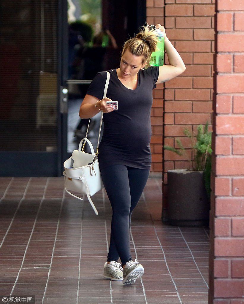 希拉里达夫素面朝天露小雀斑显可爱  挺孕肚出街全黑look扮瘦