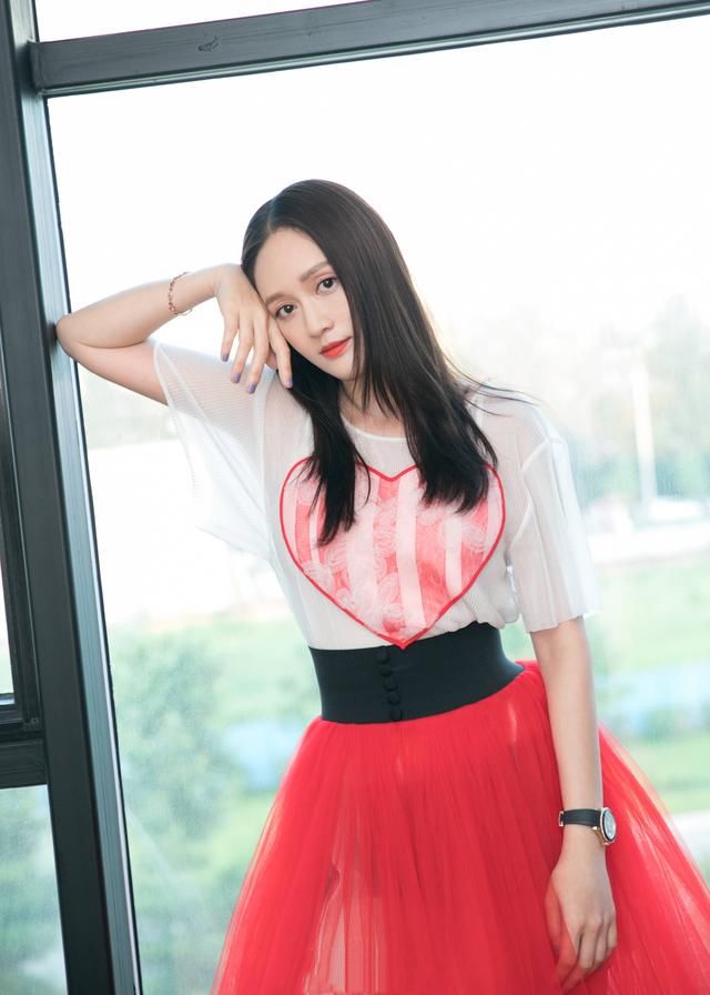 唐嫣与陈乔恩同穿纱裙配t恤，相差4岁，看鞋就知道谁是真少女！