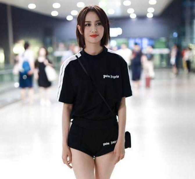 佟丽娅撞衫阚清子，差距一目了然，没佟丽娅腿别把运动短裤当热裤