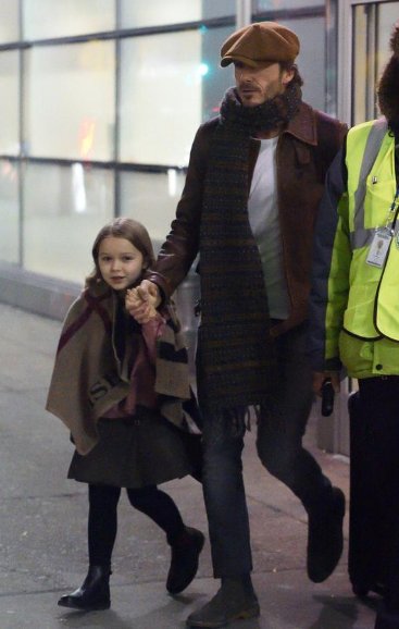 小贝带小七到时装周现场支持妈妈，父女两人平地走出秀场效果