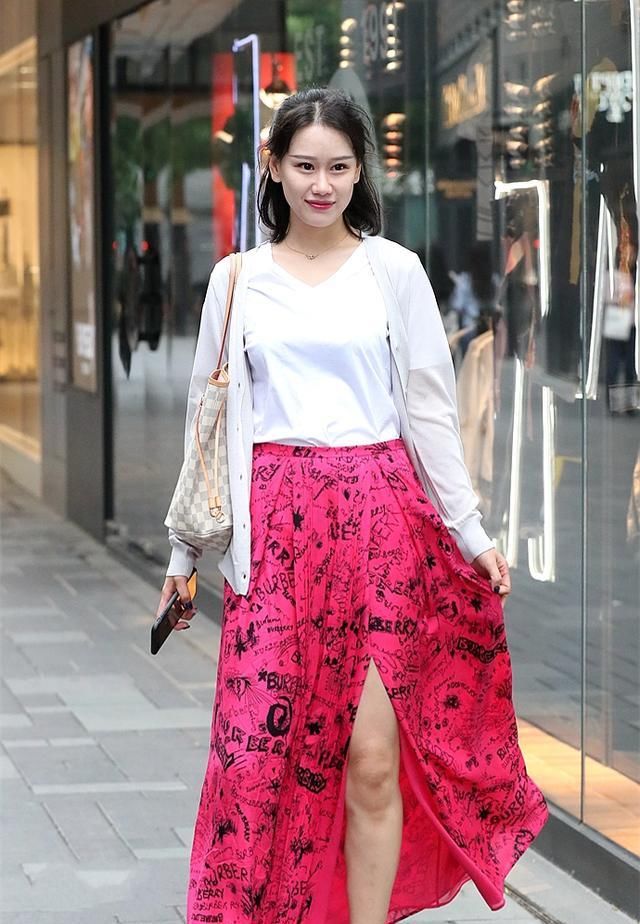  「短裙」街拍:清新可人的美女,一件白色一字肩配牛仔短裙,曼妙好身材