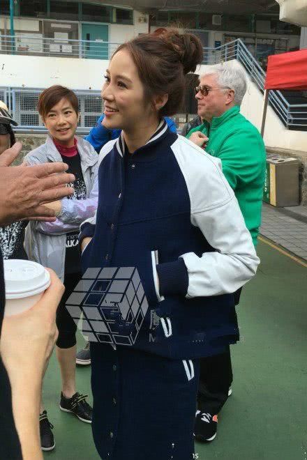 同样嫁入豪门!郭晶晶和徐子淇的街拍，网友:冠军和模特的差距!