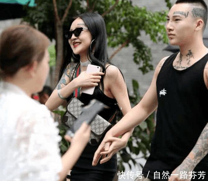 两情侣都是纹身爱好“重度患者”, 出行照让路人都感到“雷人”