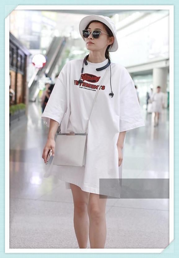 梅婷胆好大！直接把大T恤当裙子穿，网友：瘦下来的女人真自信！