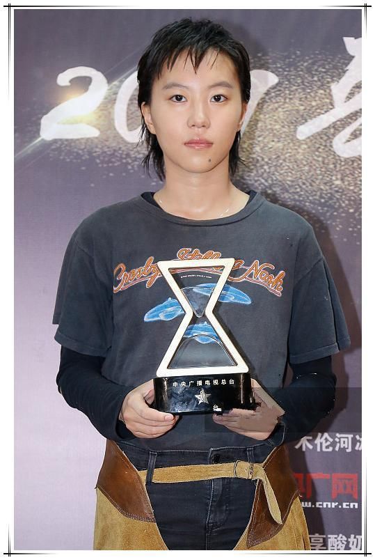 本以为吉克隽逸心型裤够豪放了,可看到窦靖童的拼接裤,我沉默了