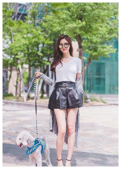 图一颜值堪比明星迪丽热巴的美女，身材竟还能与柳岩相媲美!