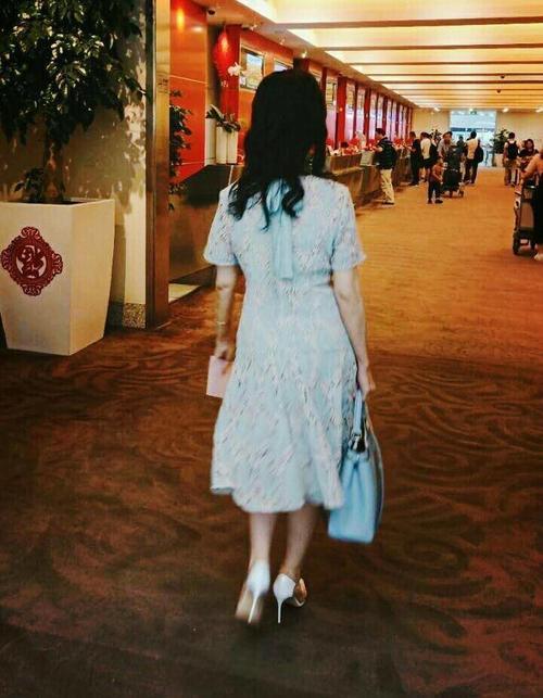 赵雅芝太厉害！64岁穿“细针鞋”如履平地，网友：奶奶好拼！