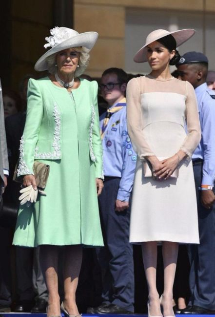 直击英国礼帽旧照：戴安娜王妃优雅，梅根俏丽，卡米拉可爱