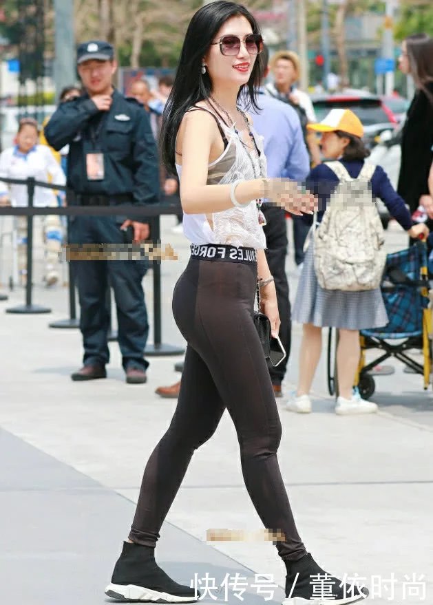 时尚小姐姐透明小背心搭配紧身裤显丰满身材，高贵大方气质迷人