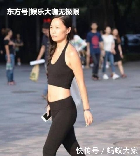  『长袖』街拍：身材苗条的小姐姐，一件黑色的长袖连衣裙，气质女神魅力范