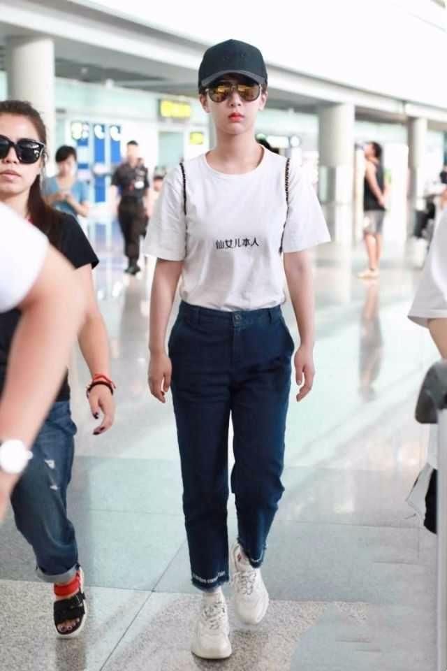 杨紫告别“五五分”身材，穿搭越发时尚，网友：主要是瘦下来了！