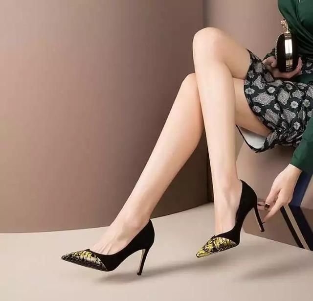 尖头高跟鞋一直都是时尚中的经典