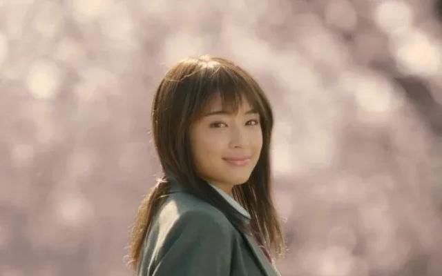  『凹陷的太阳穴』普通女生如何显高级？“有钱发型”一定要试试