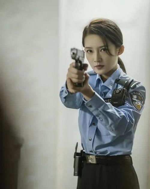 『勒出』李沁的“警服照”火了!一根皮带勒出细腰,终于相信她只有85斤