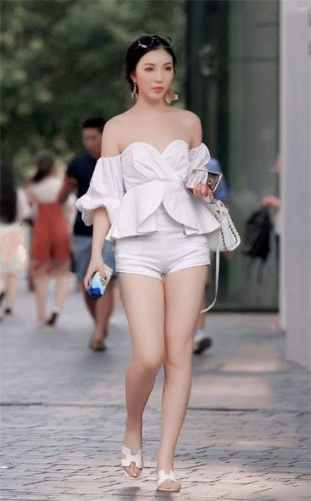 不失|街拍肤白貌美的小姐姐身穿一字肩,散发着甜美气息又不失女人味