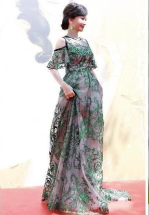 赵雅芝真敢穿！裙子中间开叉看到安全裤，网友：奶奶这样真的好吗