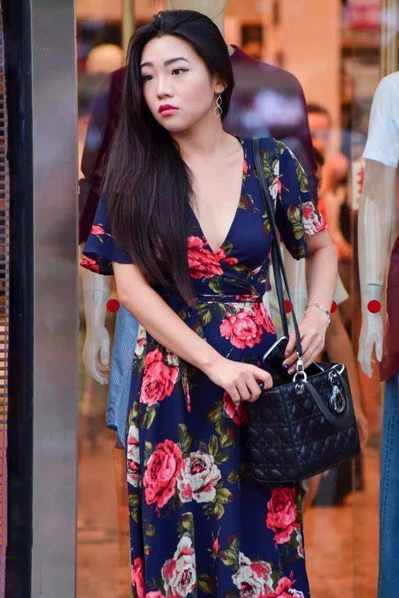 街拍美女：纯洁大方穿搭清凉，大长腿真棒！