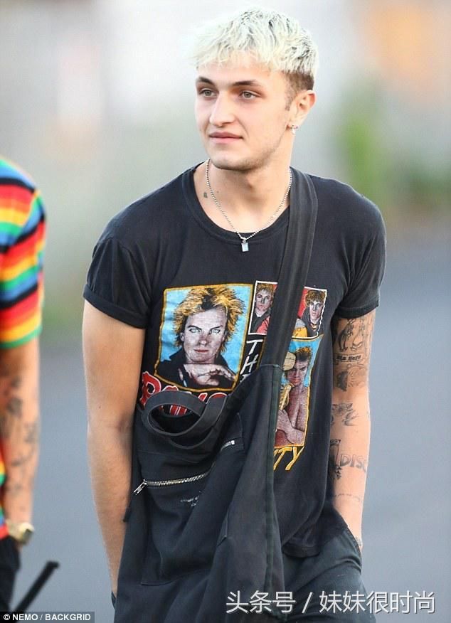 肯达尔詹娜戴棒球帽穿休闲装亮相，不惧分手传闻，笑得非常灿烂！