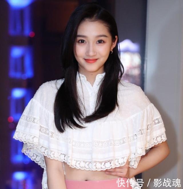 关晓彤为秀身材也是努力，把手都放进衬衫里了，感觉一动就走光！