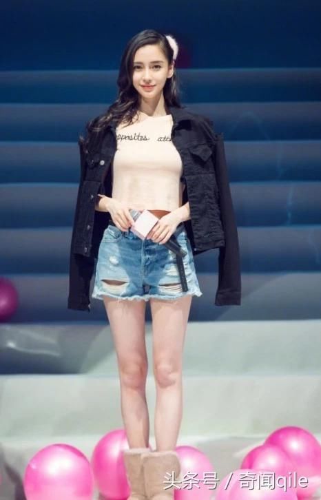 杨颖也是很霸气了，拿着一块“金砖”出席活动？都知道你很富！