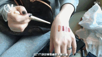 戚薇自拍撞脸Angelababy，作为美妆博主的她到底专业吗?