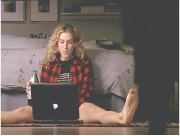  「Carrie」《欲望城市》Carrie Bradshaw，在家办公居家又时髦的穿搭范本！