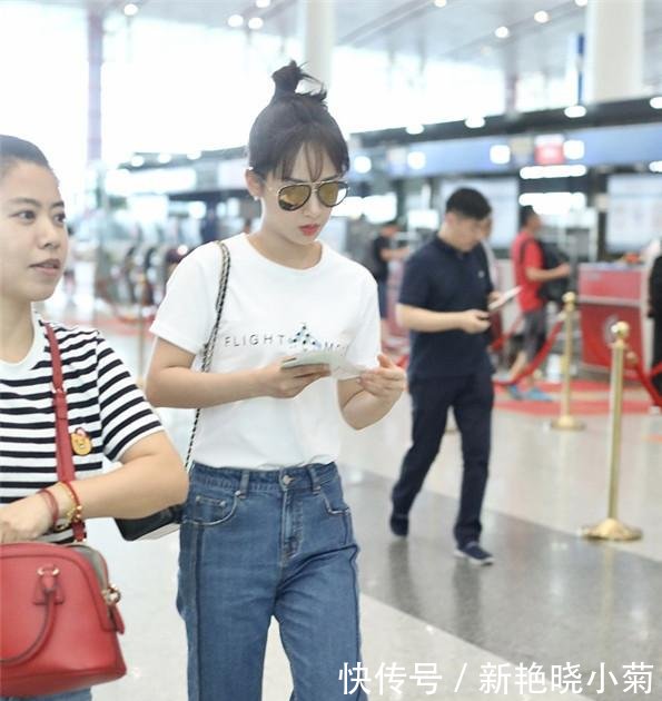 杨紫硬是把直筒裤穿成了紧身裤，居然还塞进T恤，网友显腿粗